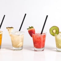 Caipirinhas especiais com açúcares saborizados, cravo, gengibre, pimenta e hortelã.