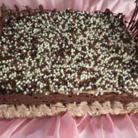 bolo cesta de chocolate com recheio de doce de leite