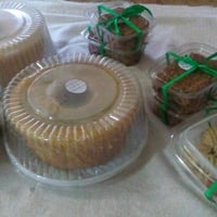 bolo de granola e biscoitos.