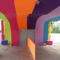 Cobertura entrada de colégio revestimento em malha tencionada.