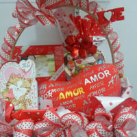 Cesta Presente: Almofada, Coração Chocolate, Porta Retrato e cartão