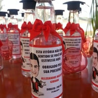 Caricaturas M2LOPES personalizando as lembranças.