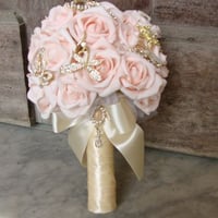 Buquê de rosas em e.v.a e broches dourados