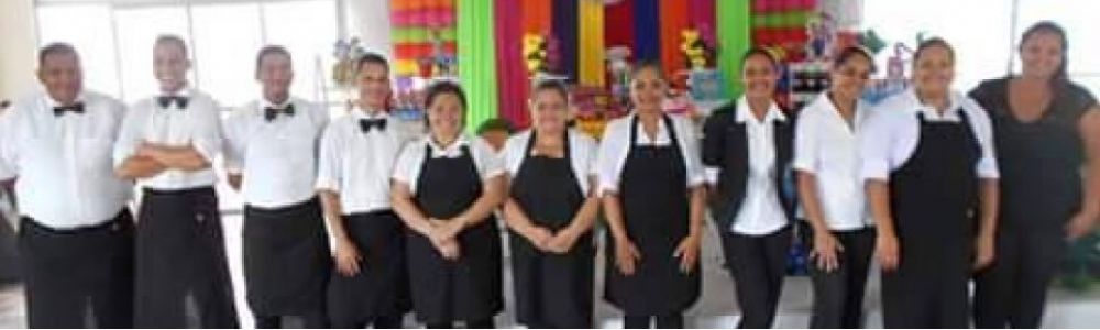 Equipe de Garçons e Maquina de Algodão Doce