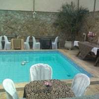 A beira da piscina de dia!