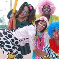 Turma de animadores e palhaços