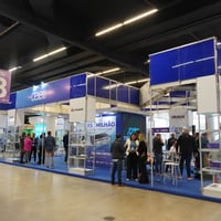Serviço completo de montagem e personalização de stand profissionais. Desde a concepção (design) até
