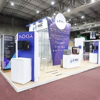 Serviço completo de montagem e personalização de stand profissionais. Desde a concepção (design) até