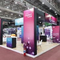 Serviço completo de montagem e personalização de stand profissionais. Desde a concepção (design) até