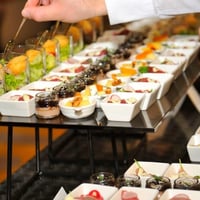 Serviços de Catering com buffets temáticos e personalizados de acordo com o evento/cliente.