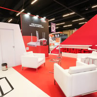 Locação de mobiliários para decoração de estandes, como demais espaços do eventos e feiras de negóci