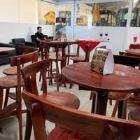 mesas bistrô e banquetas