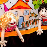 Teatrinho de Fantoches com estórias divertidas e pedagógicas direcionadas a educação positiva.