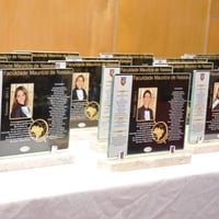 Réplicas, plaquinhas de homenagens e placas de formatura.