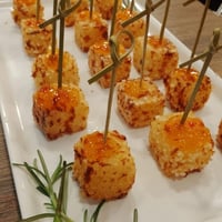 Dadinho de tapioca com geleia de pimenta.
Serviço volante