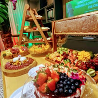 Tabua de favo de mel e frutas