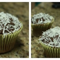 CupCake de chocolate com recheio de prestígio e cobertura de brigadeiro com côco.