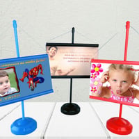 Mini-Banner de mesa, impresso em papel fotográfico, com arte do tema da festa + sacola plastificada 