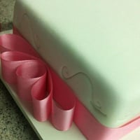 Bolo com fita em tecido