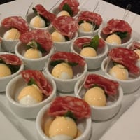 Finger Food de Ovo de Codorna com Salame e Hortelã ao molho Rose