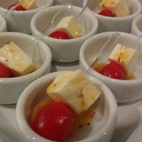 Finger Food de Tomate Cereja e Queijo fresco com molho de Ervas Finas