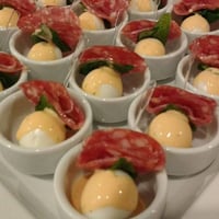 Finger Food de Ovo de Codorna com Salame e Hortelã ao molho Rose
