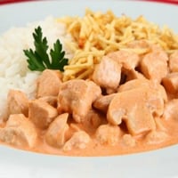 strogonof de Frango com Arroz e Batata Palha