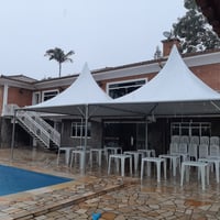 Tendas moduláveis com calha em diversos tamanhos.