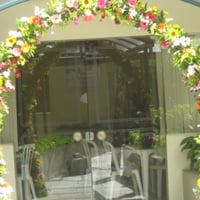 Arco decorado com flores