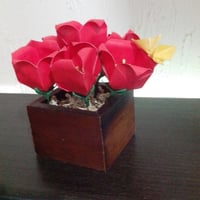 Arranjo pequeno de tulipas em tom vermelho