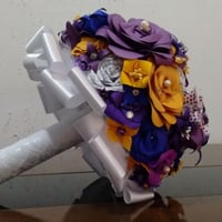 Buque grande para noiva em tons de roxo e amarelo com flores personalizadas com cabo forrado em rend