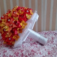 Buque medio para noiva em tons de vermelho e amarelo com cabo forrado em fita de cetim e detalhe em