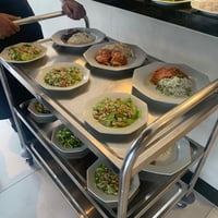 Oferecemos um serviço completo de catering de almoço para empresas, proporcionando refeições delicio