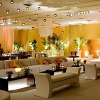 Lounge com Sofás, Puffs, Mesas Laterais e de Centro