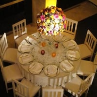 Mesa Splendore e Cadeiras de Madeira