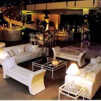 Lounge com Sofás, Puffs, Mesas Laterais e de Centro