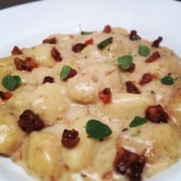 Nhoque de erva doce e bacon caramelizado