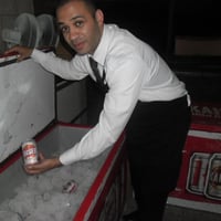 Garçons Berohi servem Kaiser beeem cervejada.