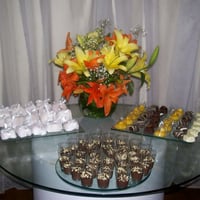 Mesa de doces e chocolates