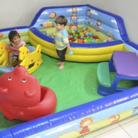 Na Área Baby Inflável as crianças podem interagir com diferentes objetos e estimular a coordenação m