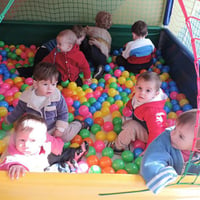 Piscina de bolas em formato de casinha para fazer a diversão dos pequenos.