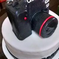 Bolo câmera fotográfica. Feito com material totalmente comestível.