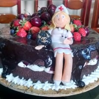 Naked Cake com bonequinha personalizada.