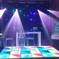 Estrutura com moving head, cortina de LED e piso de LED
