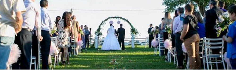 Espaço para cerimônia de casamento ao ar livre e festas no salão climatizado