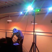 Anime sua festa com o nosso DJ transforme-a em uma danceteria.