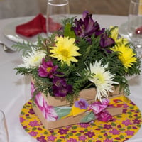 MESA DE CONVIDADOS RÚSTICA COM FLORES DO CAMPO