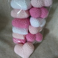 Pacotinho de amor - corações em amigurumi para decoração