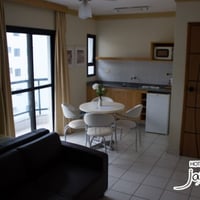 Flat equipado com frigobar, microondas e louças.