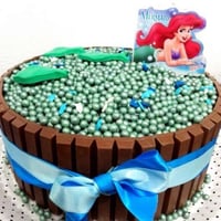 Bolo cercado com KitKat de tema Pequena Sereia